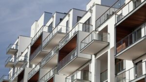 Complexe d'appartements contemporains avec des balcons en bois, idéal pour la défiscalisation par le déficit foncier